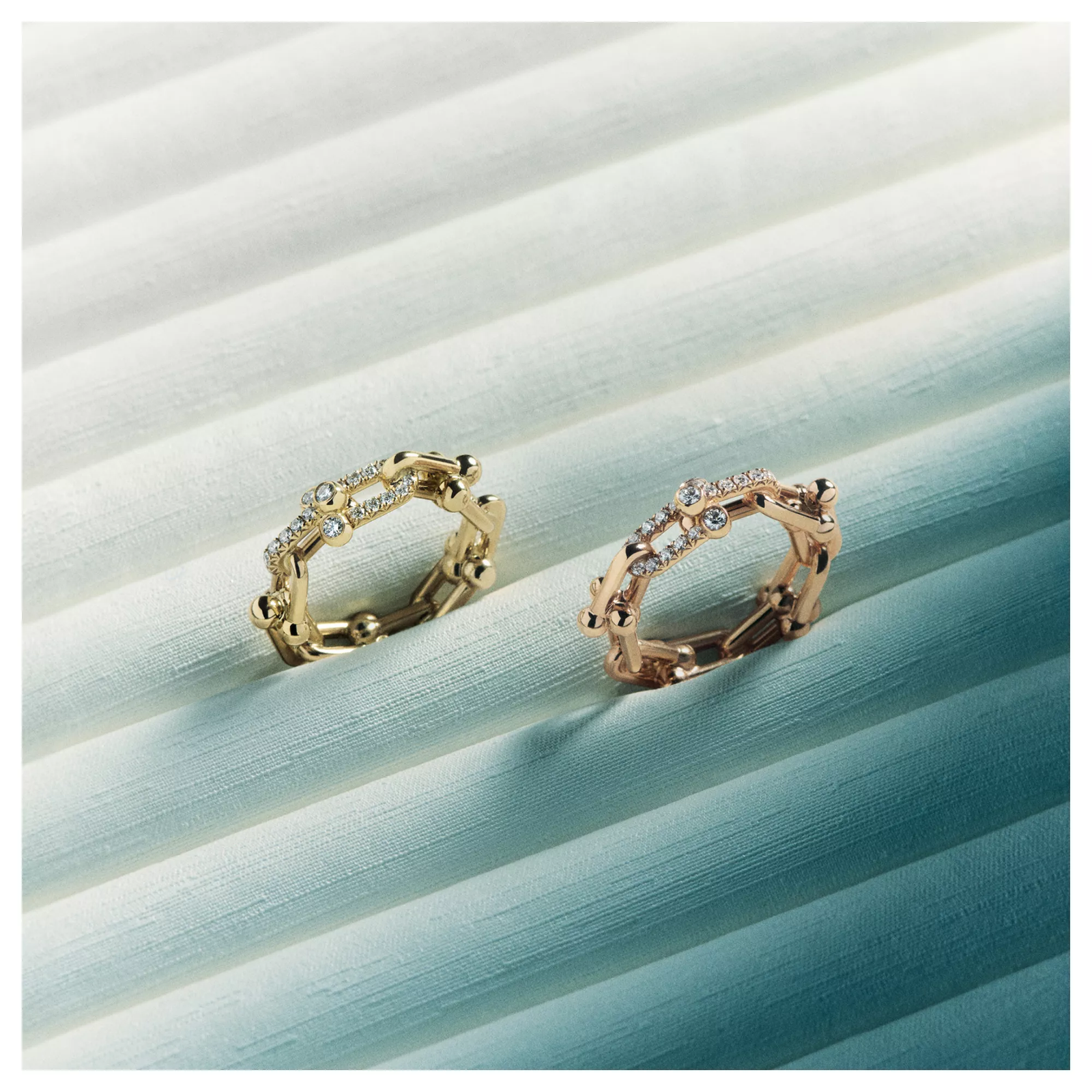 Small Link Ring in Yellow Gold with Diamonds