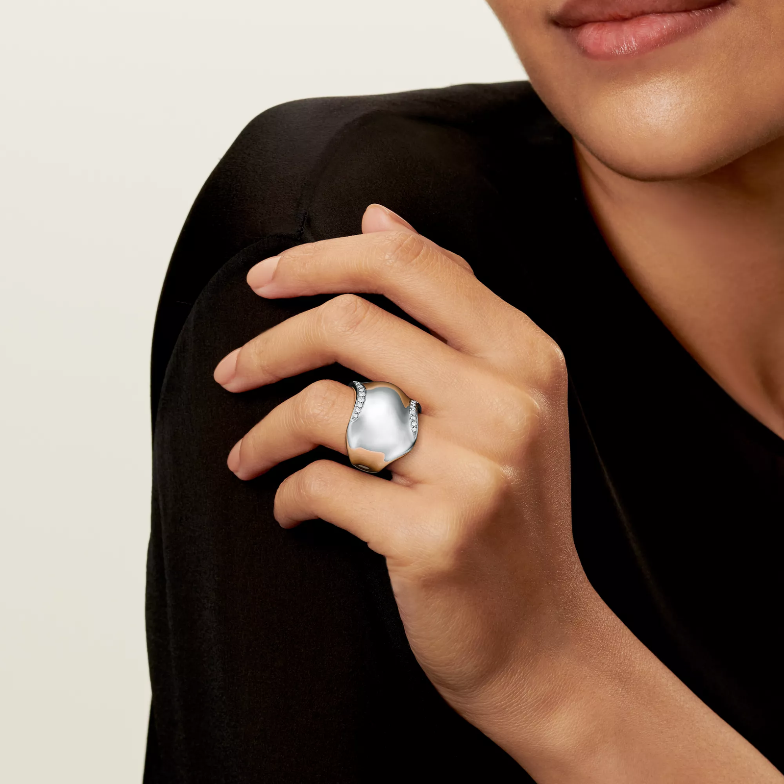 Bone Ring in Platinum with Diamonds